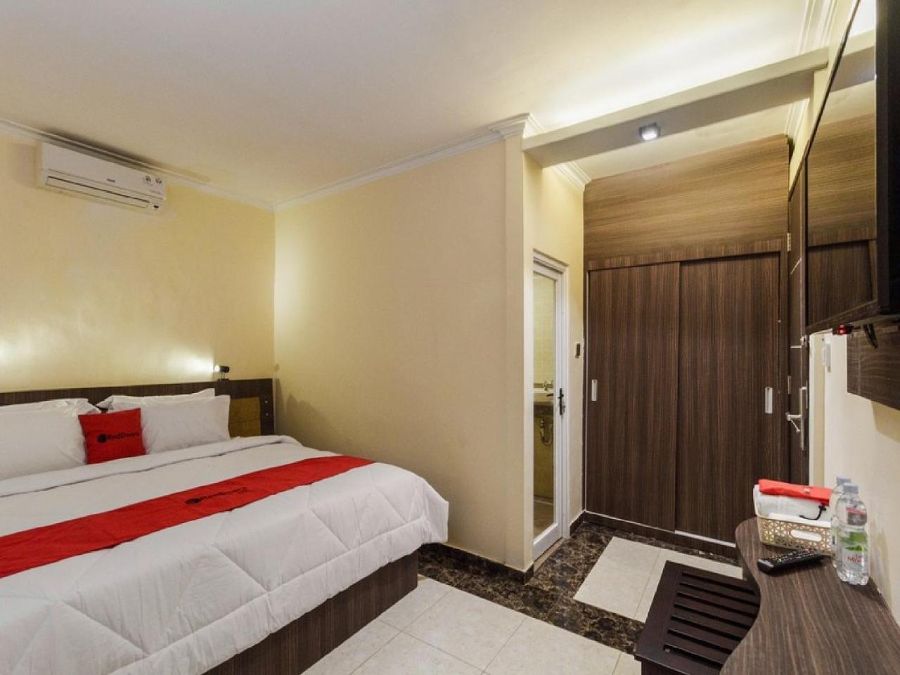Reddoorz Plus @ Boulevard Panakkukang Macasar Exterior foto