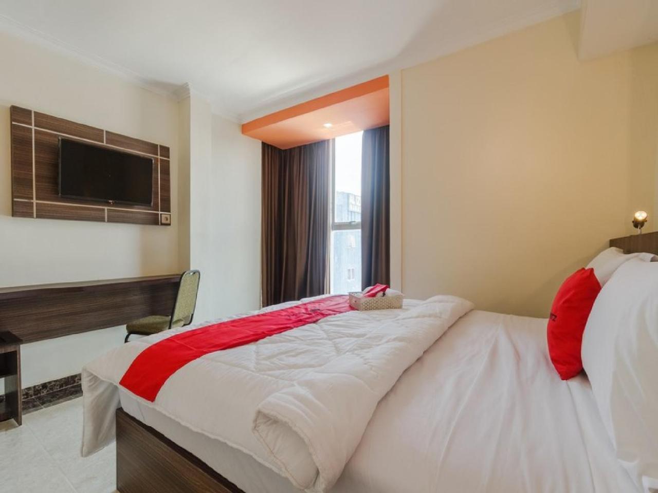 Reddoorz Plus @ Boulevard Panakkukang Macasar Exterior foto