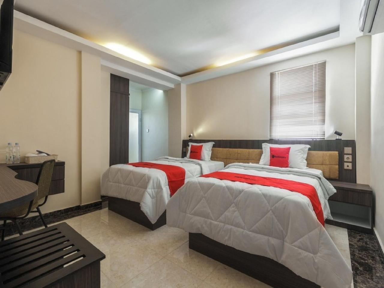 Reddoorz Plus @ Boulevard Panakkukang Macasar Exterior foto