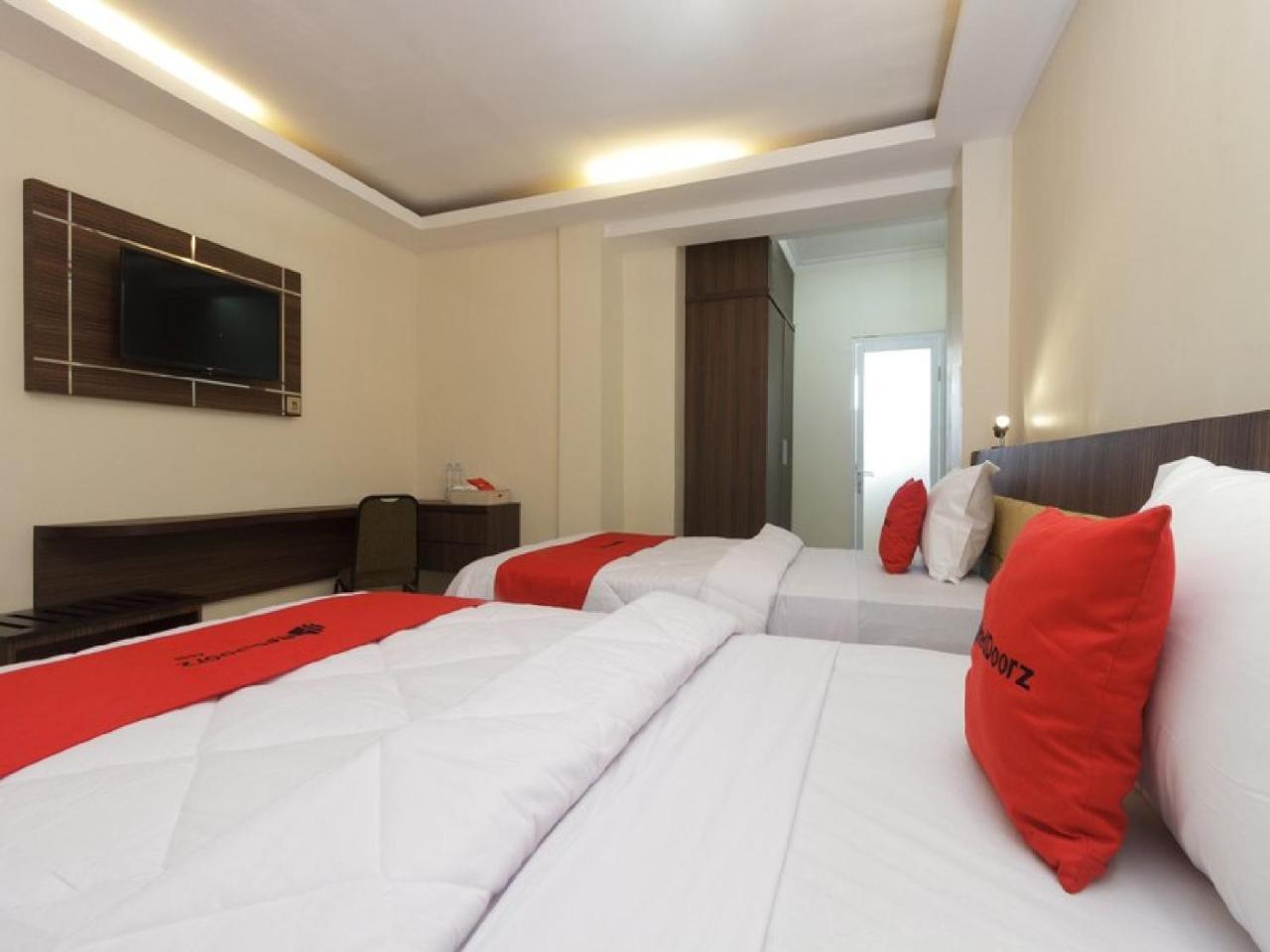 Reddoorz Plus @ Boulevard Panakkukang Macasar Exterior foto