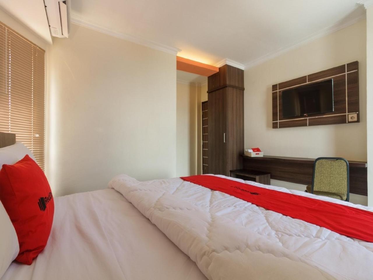 Reddoorz Plus @ Boulevard Panakkukang Macasar Exterior foto